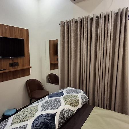Shri Harihar Dham Hotel Mathura Bagian luar foto