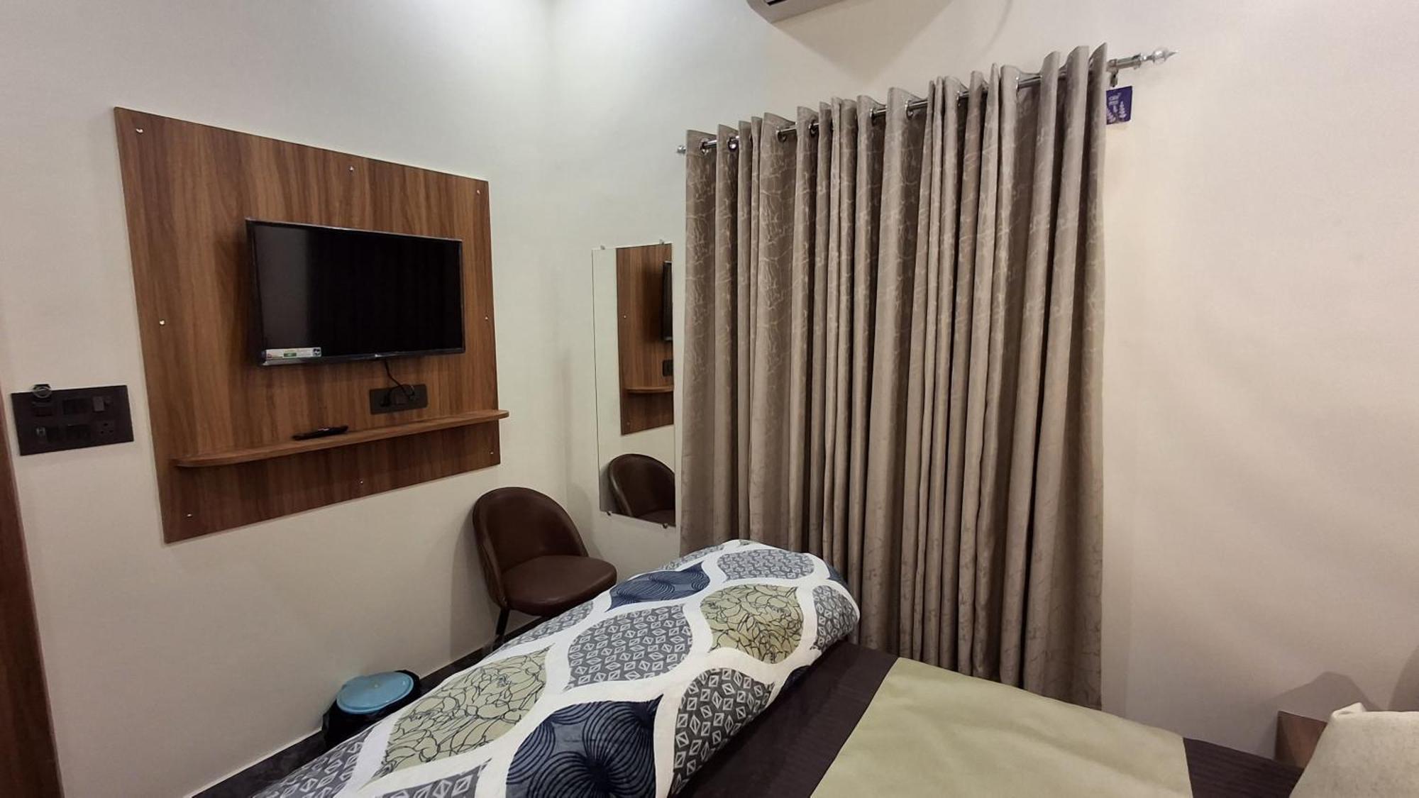 Shri Harihar Dham Hotel Mathura Bagian luar foto