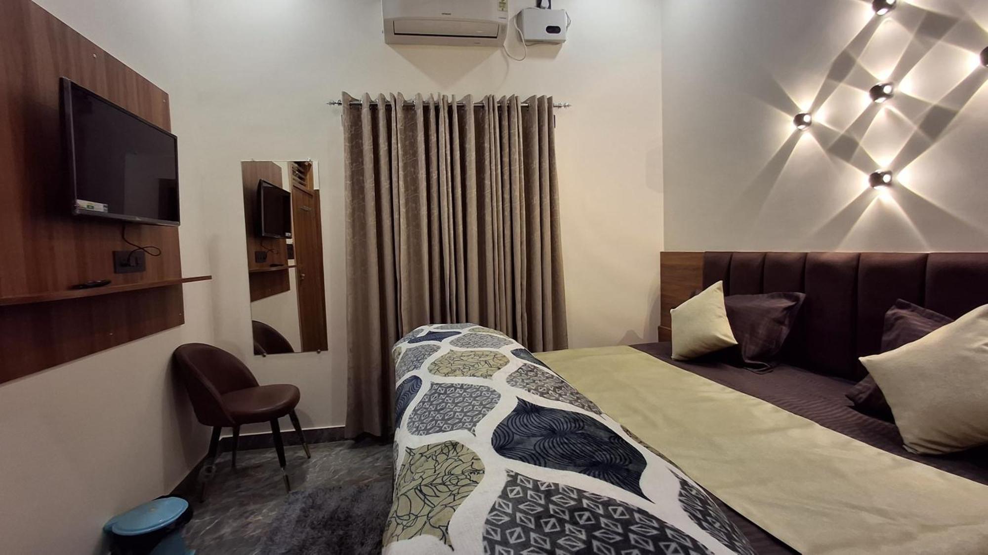 Shri Harihar Dham Hotel Mathura Bagian luar foto