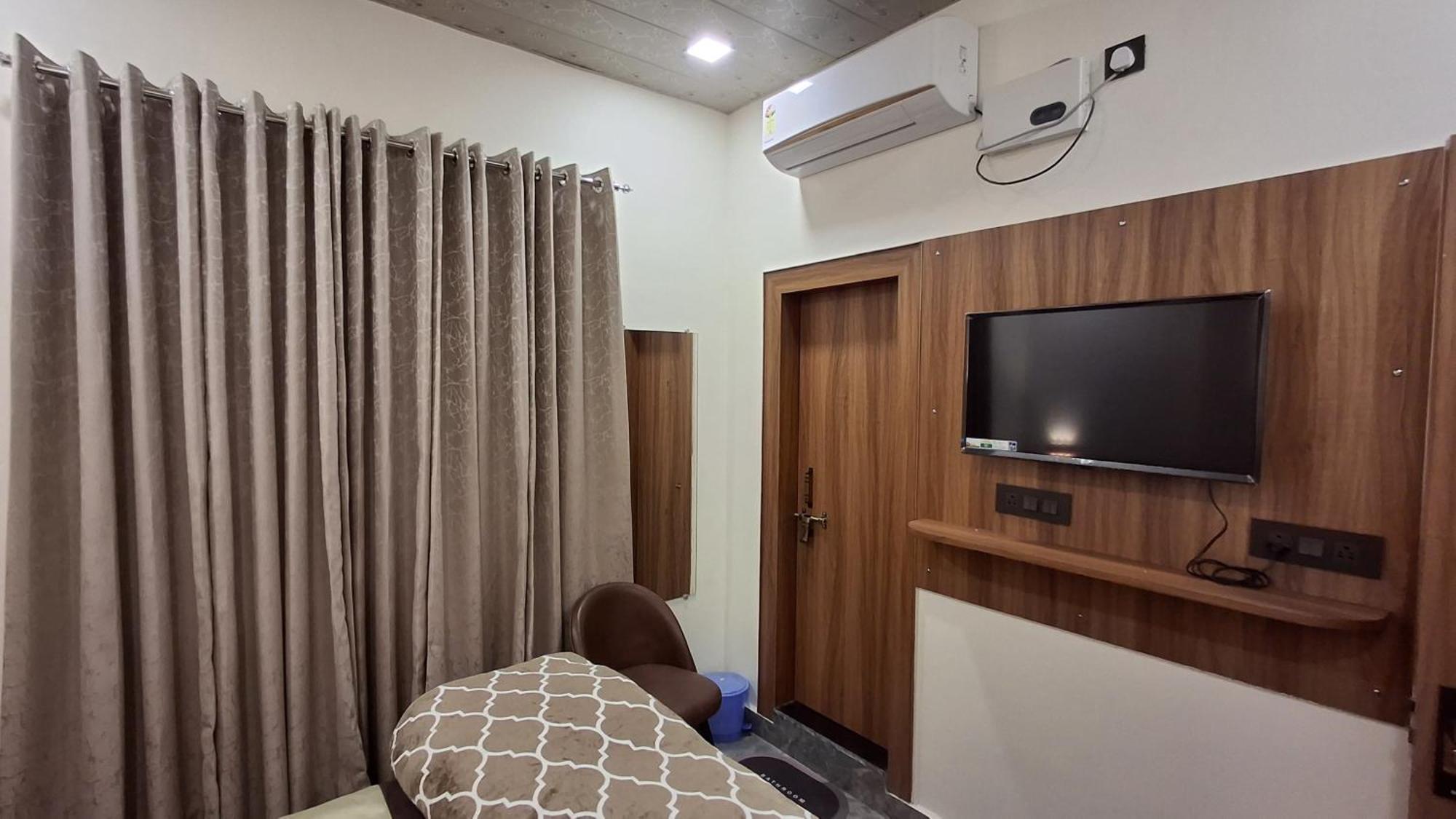 Shri Harihar Dham Hotel Mathura Bagian luar foto